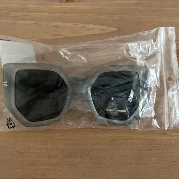 Marc Jacobs Geometric Sunglasses Gray display picture 3